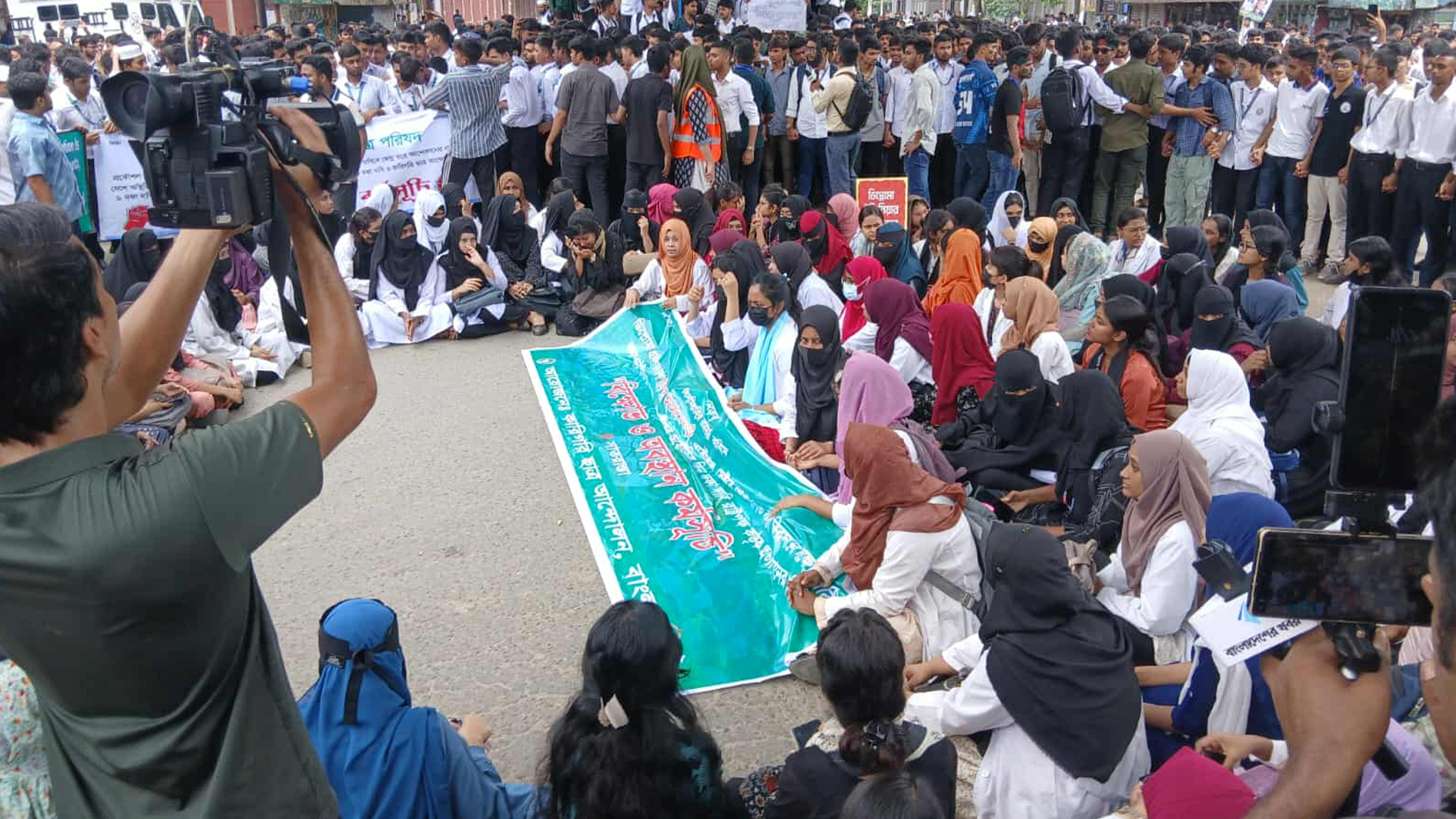 সাতরাস্তা মোড় অবরোধ কারিগরি শিক্ষার্থীদের, যান চলাচল বন্ধ